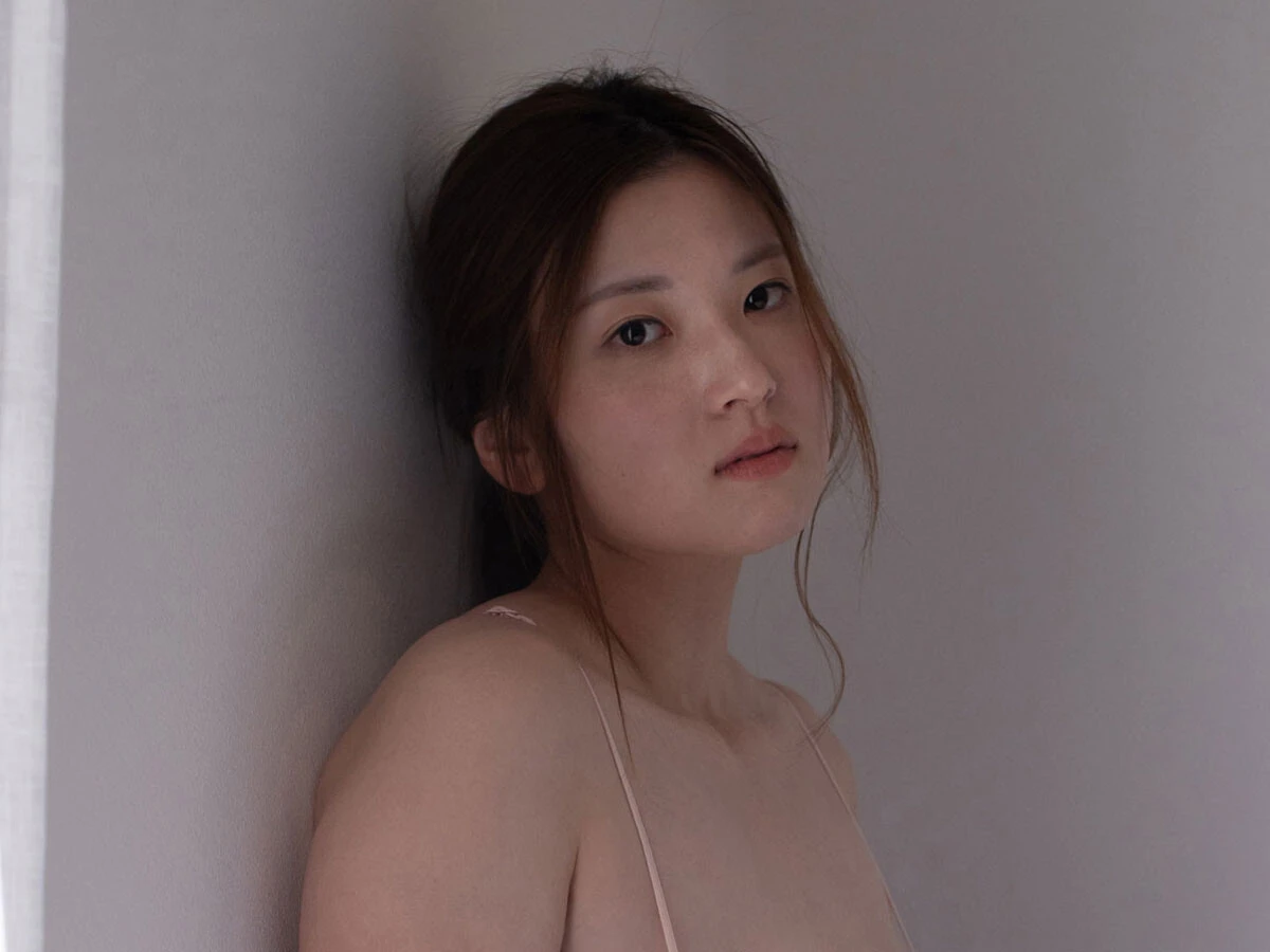 バスト103cm・Iカップの"謎の美女"が 「白木聖菜」として再始動! デジタル写真集『はじまり』をリリース!